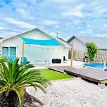 Sea Salt Vacation Home, Private Pool - Walk To Beach
