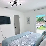 Sea Salt Vacation Home, Private Pool - Walk To Beach