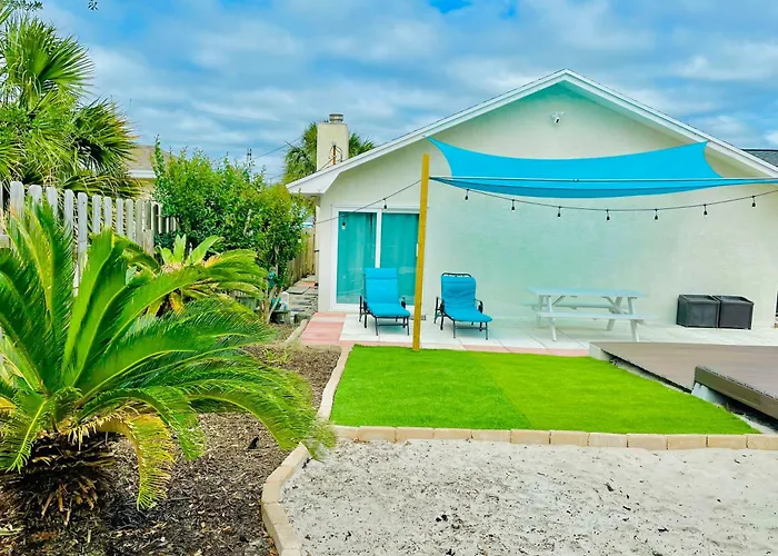 Sea Salt Vacation Home, Private Pool - Walk To Beach