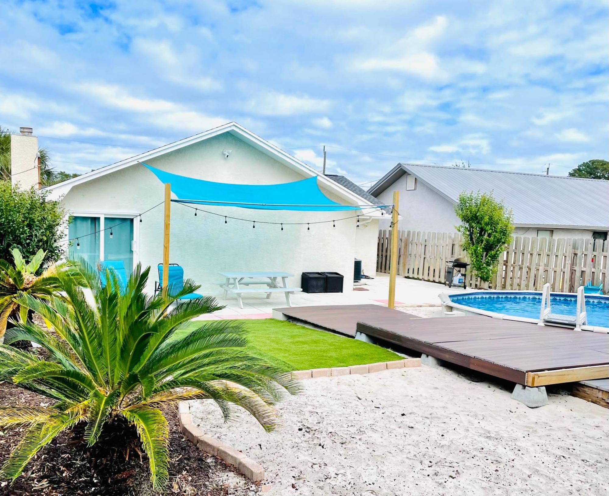 Sea Salt Vacation Home, Private Pool - Walk To Holiday home *